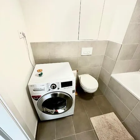 S Klimatizaciou A Balkonom Pri Letisku Bts 公寓