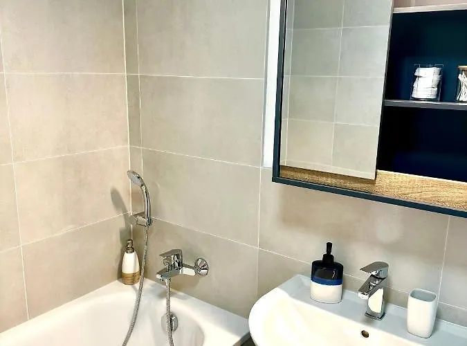 Appartement S Klimatizaciou A Balkonom Pri Letisku Bts *