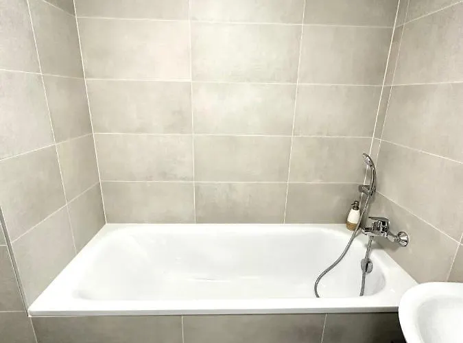 Apartmán S Klimatizaciou A Balkonom Pri Letisku Bts *