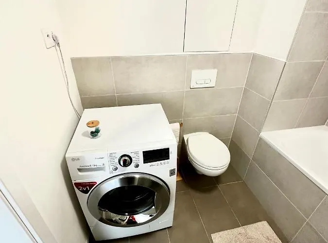 S Klimatizaciou A Balkonom Pri Letisku Bts Appartement